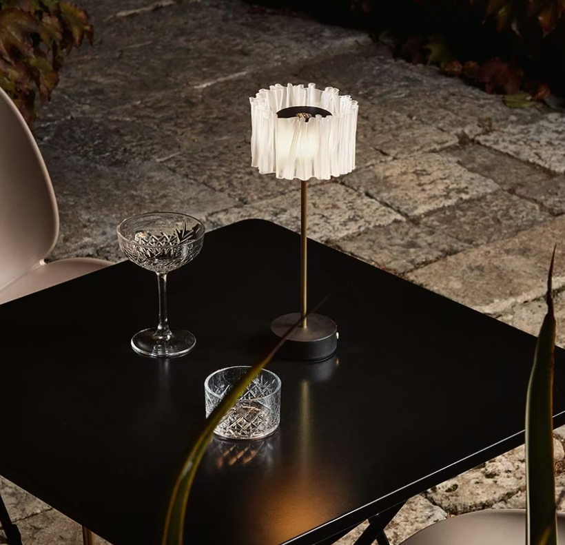 Lampada da tavolo a batteria su tavolo da esterno luce calda