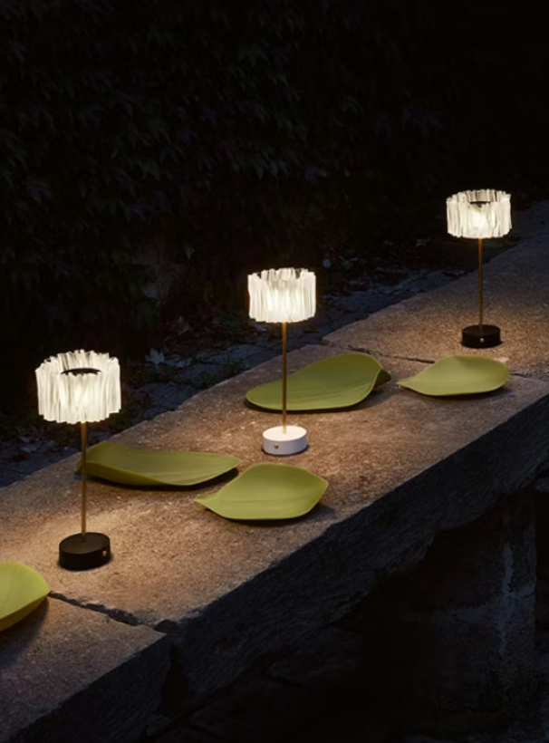 Lampade da tavolo a batteria illuminate in ambiente esterno notturno