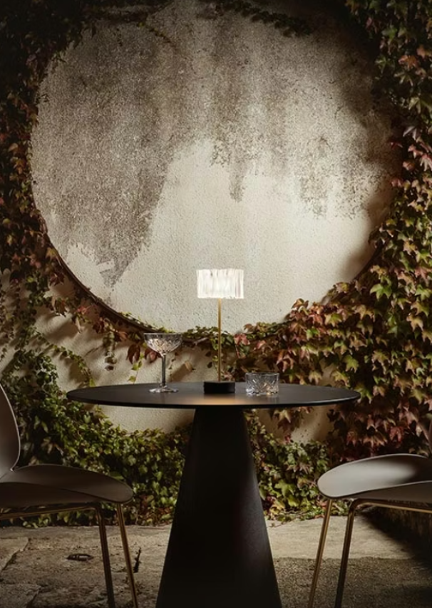 Lampada da tavolo a batteria in ambiente serale luce calda 2700k