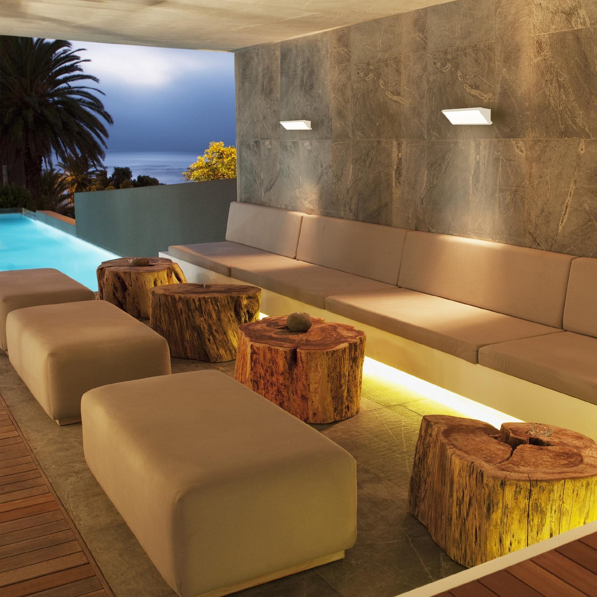 applique da esterno led installata su parete per terrazza e facciata