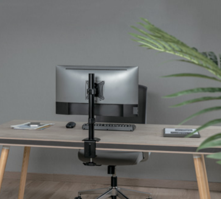 supporto monitor da tavolo installato su scrivania con braccio orientabile