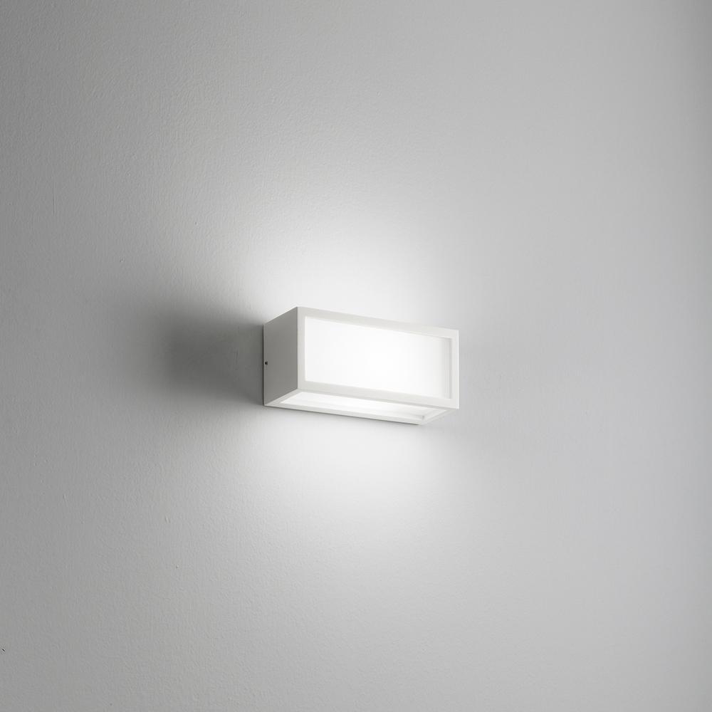 applique da parete bianca affralux deco in alluminio e pmma montata a parete