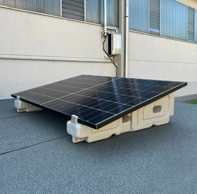modulo fotovoltaico su tetto piano con zavorre ad acqua