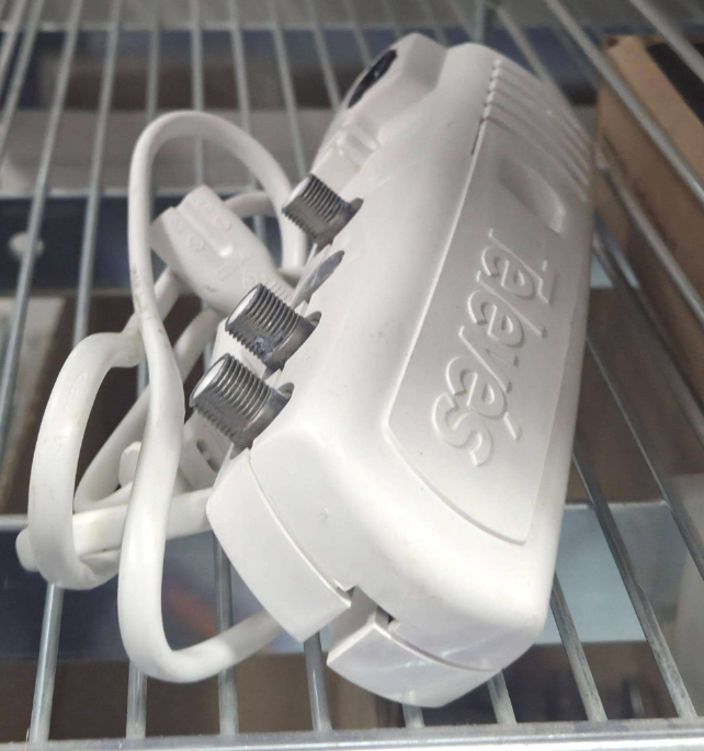 amplificatore tv interno televes con connettori coassiali e cavo alimentazione amplificatore tv interno televes con connettori coassiali e cavo alimentazione