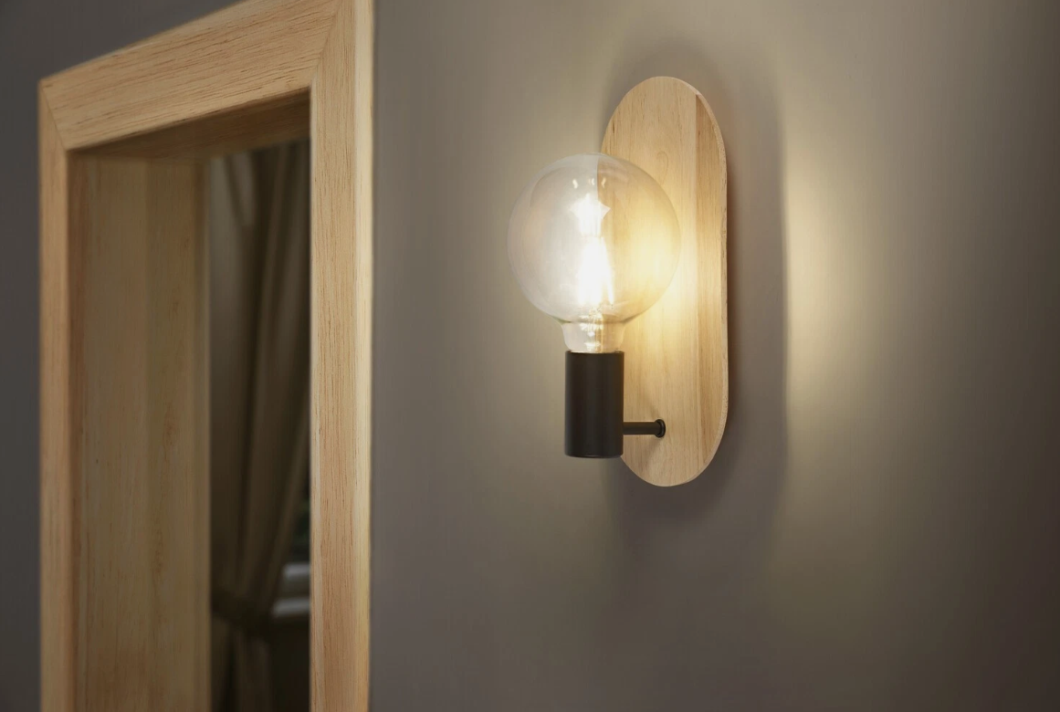dettaglio applique da parete legno e portalampada nero con lampadina e27