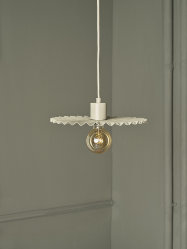 lampada a sospensione e27 installata in interno con lampadina a vista
