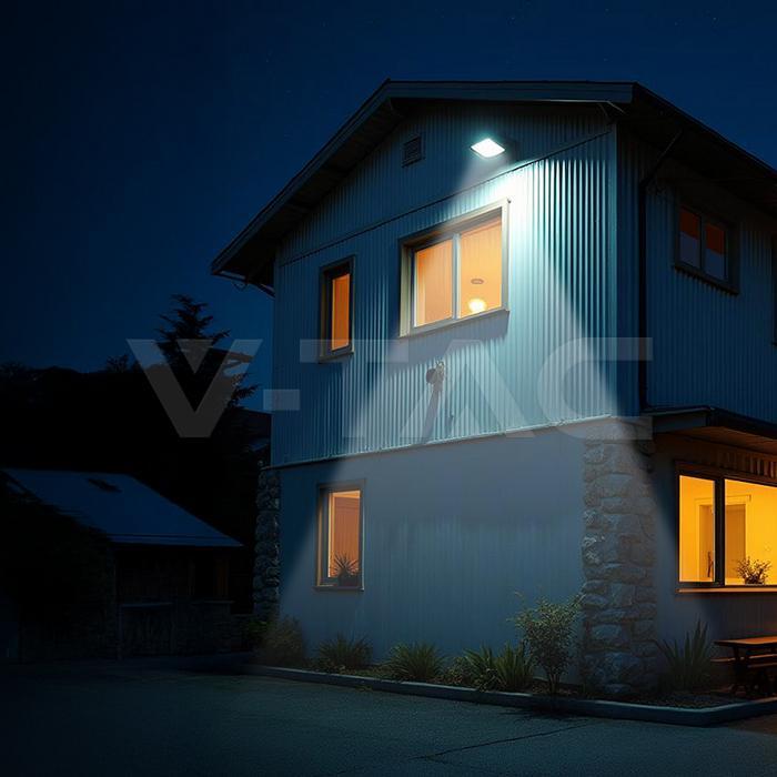 proiettore led da esterno installato su parete per illuminazione notturna