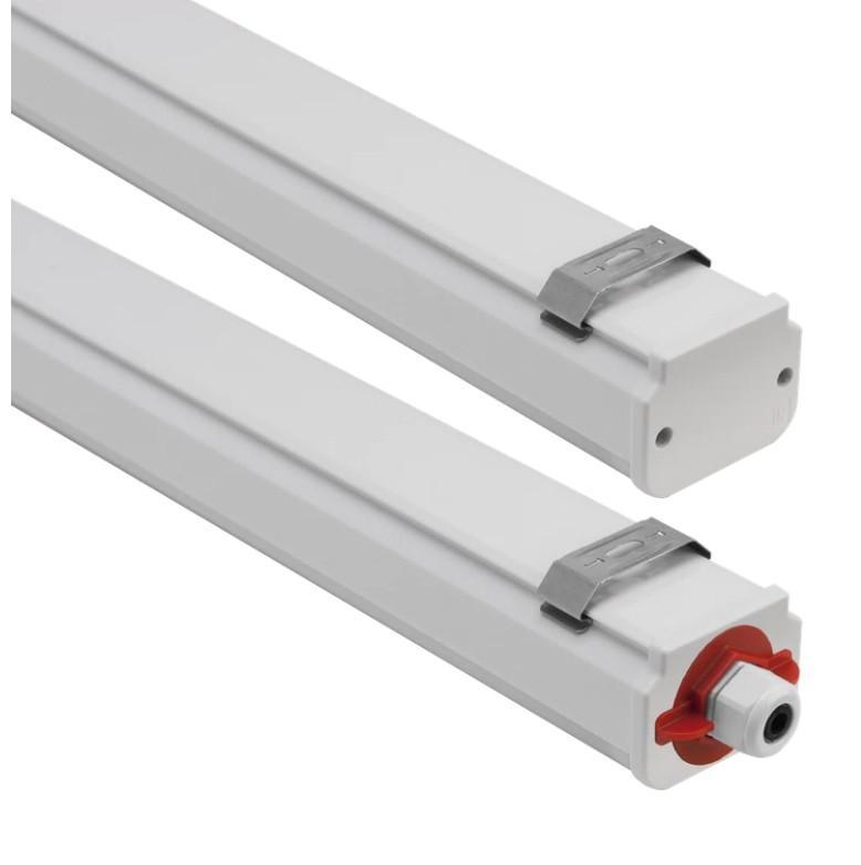 dettaglio plafoniera stagna led con staffe fissaggio e tappo connessione