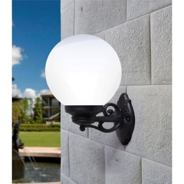 applique da parete con globo opale e braccio nero vista frontale