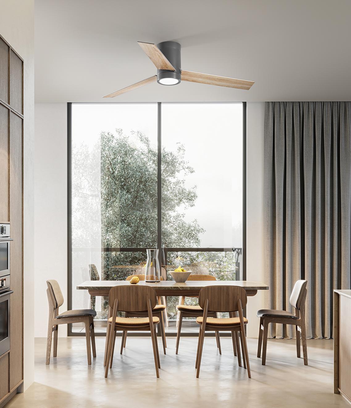ventilatore a soffitto grigio con pale effetto legno installato in ambiente interno