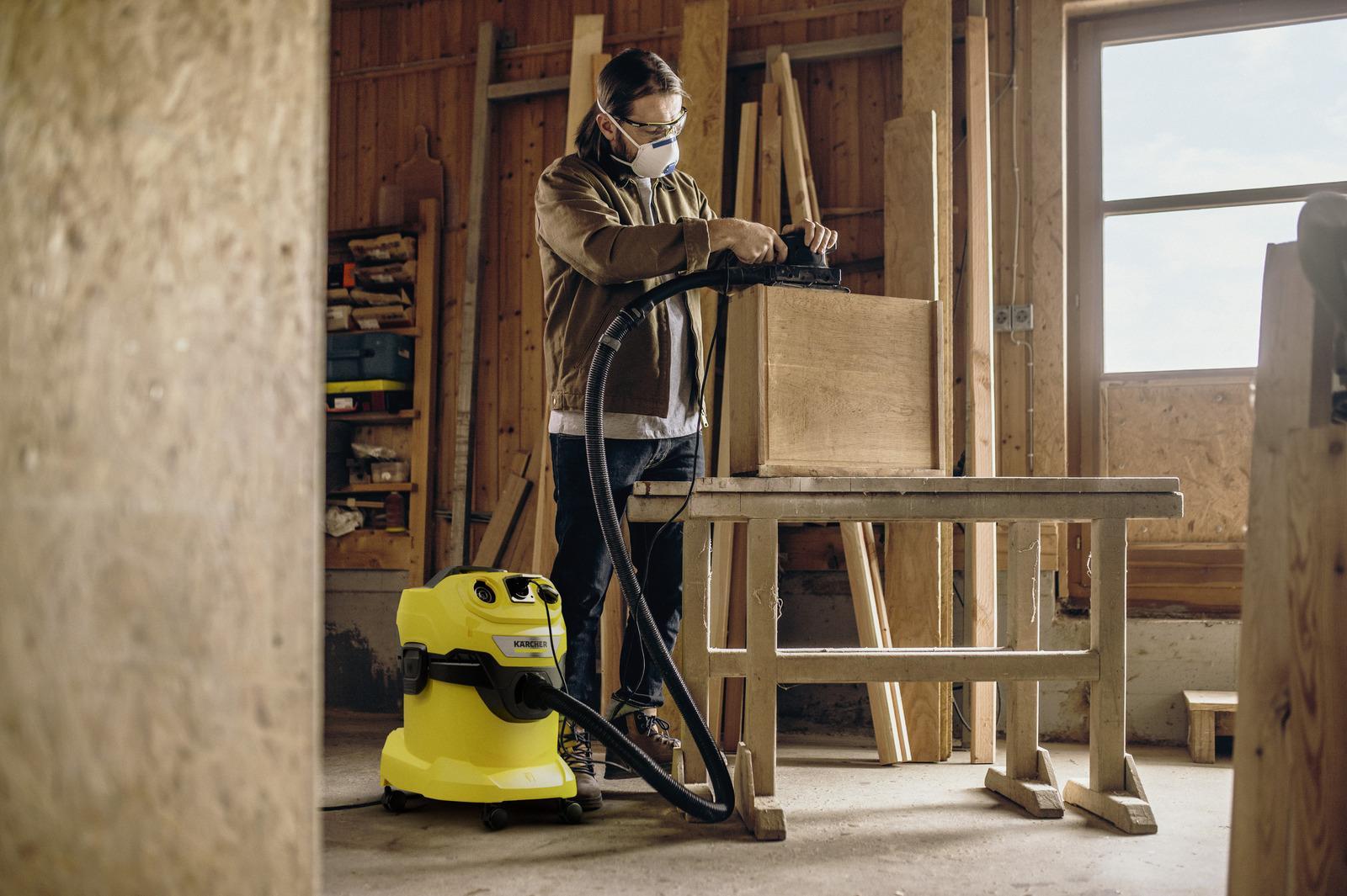 aspiratore solidi e liquidi karcher in uso con elettroutensile in officina