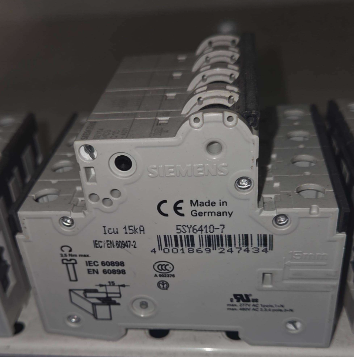 dettaglio laterale magnetotermico siemens 4 poli 10a 6ka vista laterale interruttore magnetotermico siemens 5sy6410 7 marcature