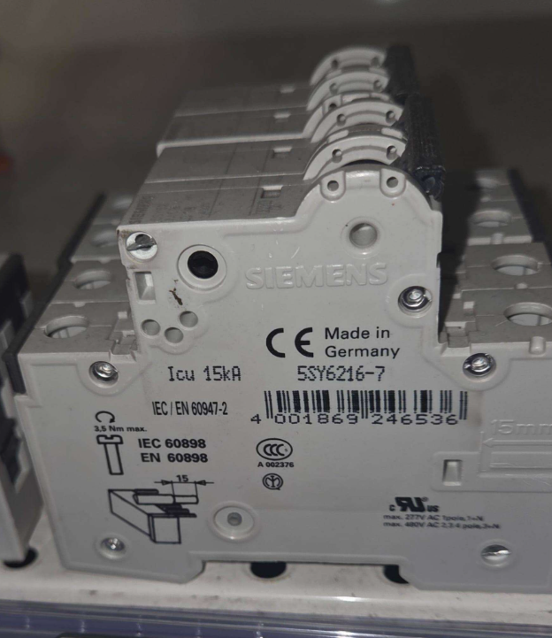 vista frontale magnetotermico siemens 2 moduli per guida din vista frontale interruttore automatico magnetotermico siemens 2 moduli guida din