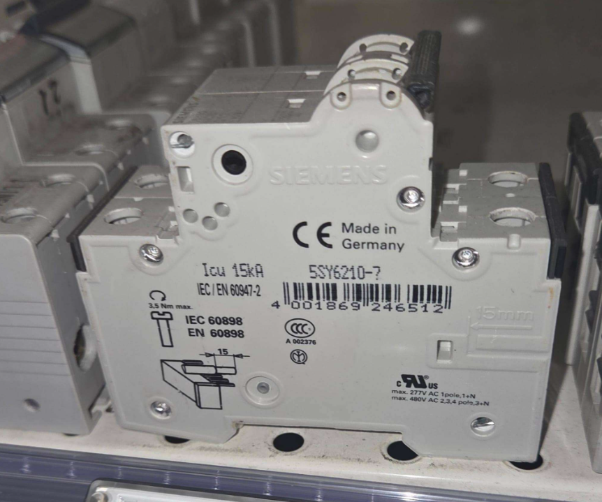 dettaglio laterale interruttore magnetotermico siemens sentron 2 poli 10a interruttore magnetotermico siemens sentron 2 poli 10a curva c vista laterale e dati identificativi