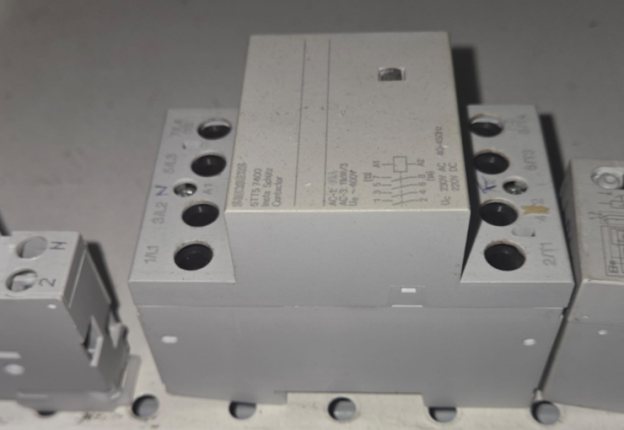 contattore modulare siemens 4 contatti na 40a vista laterale