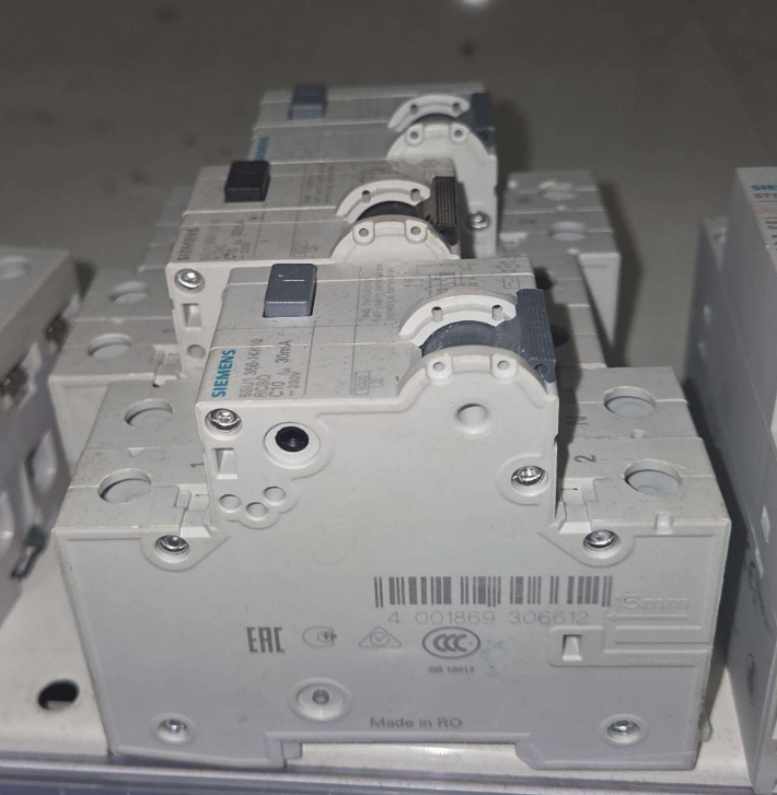 dettaglio rcbo siemens tasto test e leva comando dettaglio frontale rcbo siemens con tasto test e leva di comando