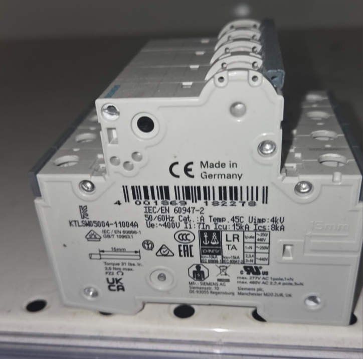 dati tecnici interruttore magnetotermico siemens 4 poli vista laterale interruttore magnetotermico siemens 4p etichetta dati tecnici vista laterale