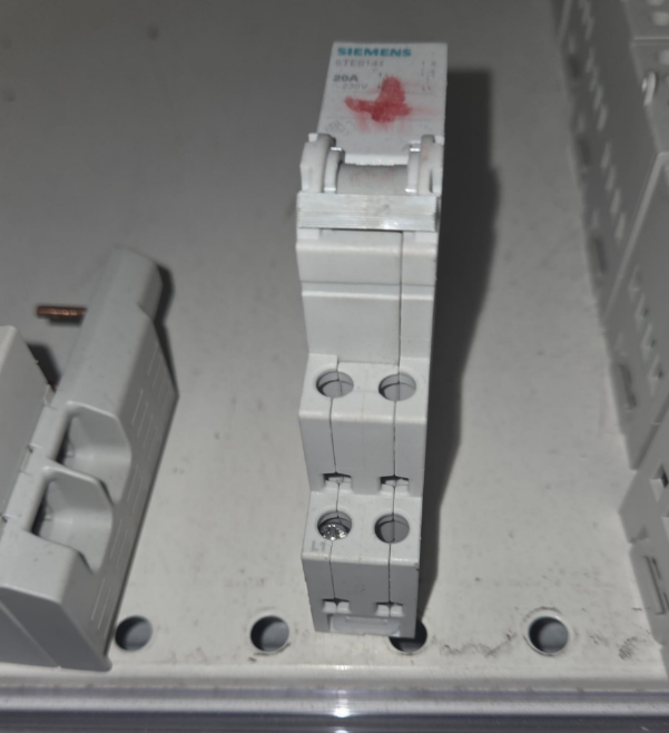 interruttore di gruppo siemens sentron vista laterale modulo din interruttore di gruppo siemens sentron vista laterale modulo din 1p 20a