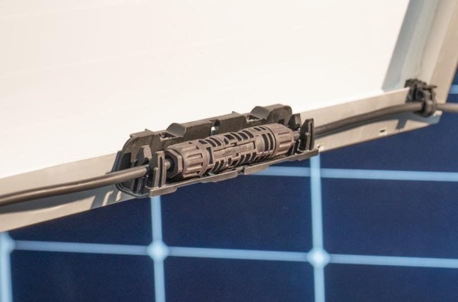 supporto connettore mc4 montato su bordo pannello fotovoltaico con cavo