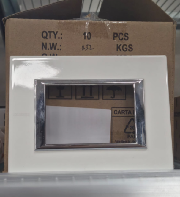 Placca bticino axolute 3 moduli bianco limoges vista frontale