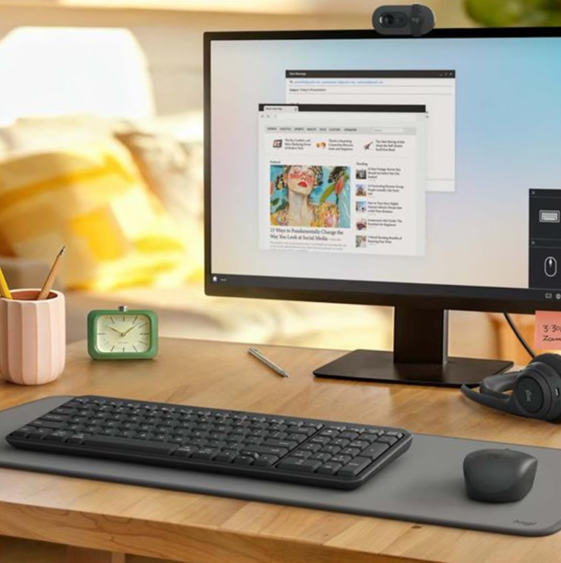 postazione pc con tastiera e mouse wireless bluetooth su scrivania