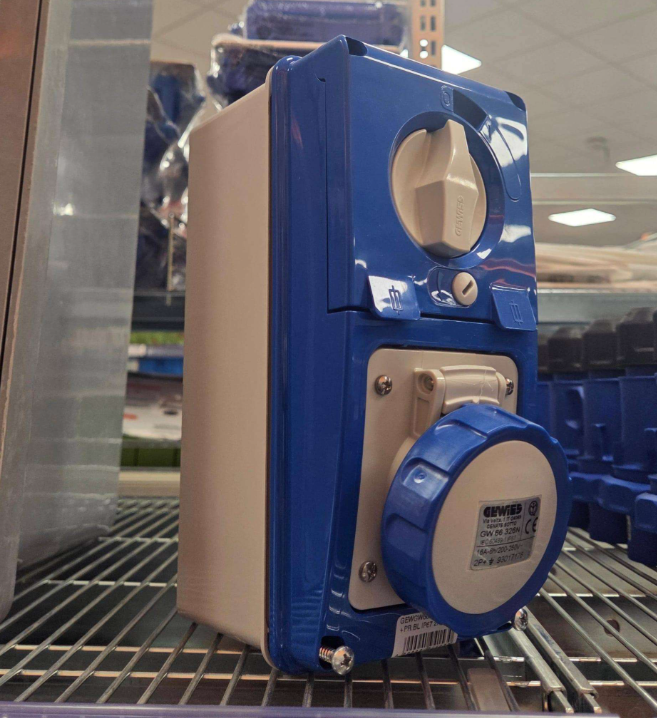 vista frontale presa interbloccata gewiss ip67 2p t 16a portafusibile presa interbloccata gewiss ip67 2p t 16a vista frontale con comando e base portafusibile