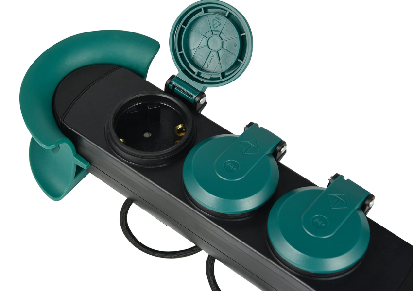 dettaglio presa schuko con coperchio di protezione ip44 su multipresa dettaglio presa schuko con coperchio di protezione ip44 su multipresa