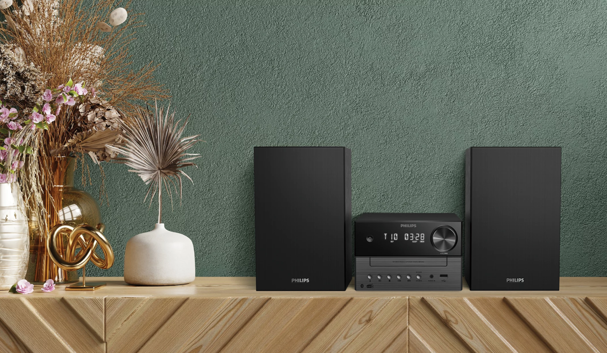 micro impianto stereo Philips posizionato su mobile micro impianto stereo Philips in ambiente domestico con diffusori