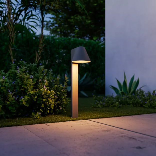 paletto da giardino nero per vialetto con luce verso il basso paletto luce da giardino nero installato lungo vialetto con illuminazione verso il basso