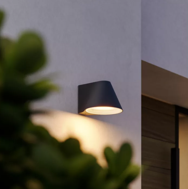 applique esterno nera philips installazione a parete applique esterno nera installata su parete luce verso il basso
