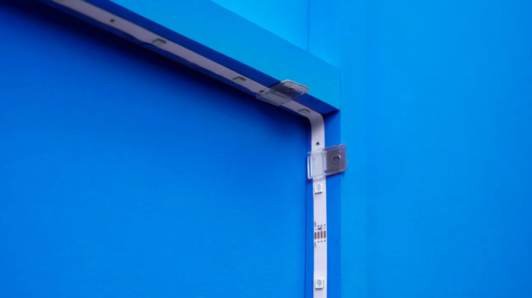 fissaggio striscia led wiz dettaglio installazione dettaglio fissaggio striscia led su parete con clip