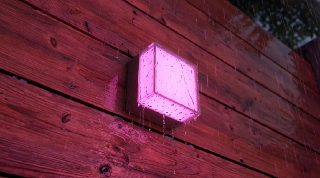 applique led smart esterno philips hue semeru luce colorata su parete applique led smart da esterno philips hue semeru installata su parete con luce colorata