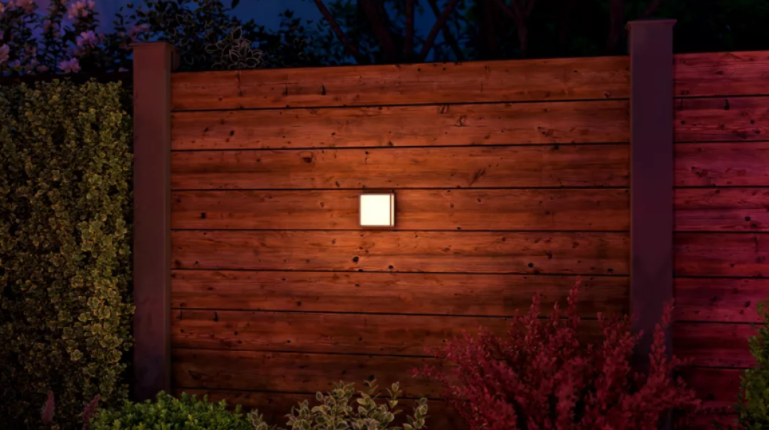 applique philips hue semeru per illuminazione parete esterna illuminazione parete esterna con applique philips hue semeru luce bianca su recinto