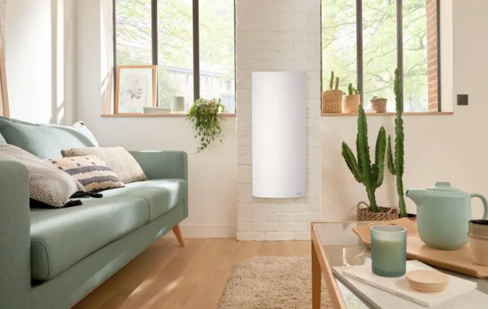 Radiatore Noirot Inova installazione a parete in ambiente domestico radiatore noirot inova installato in soggiorno a parete