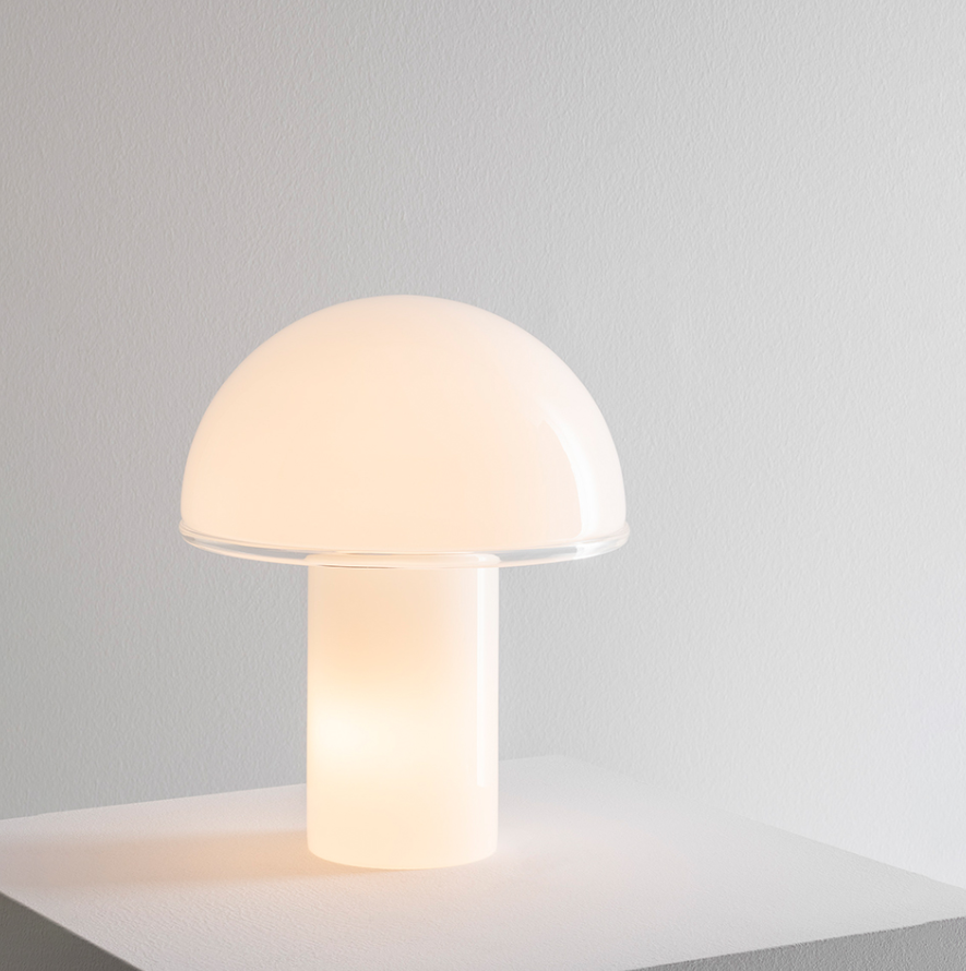 lampada da tavolo artemide onfale medio bianca in vetro opalino accesa