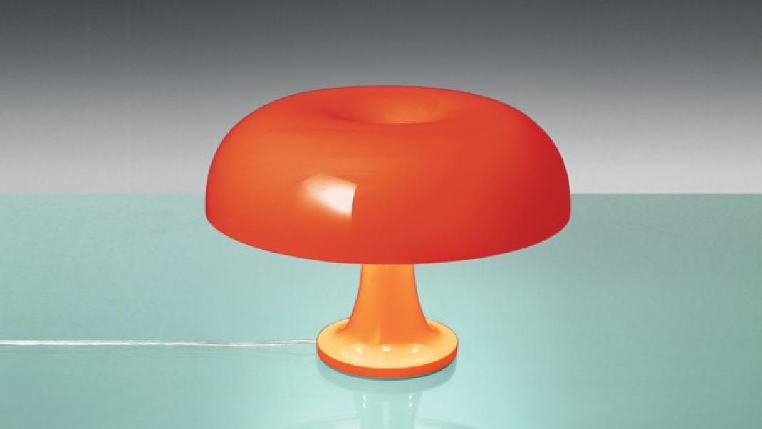 lampada da tavolo arancione con diffusore a fungo artemide